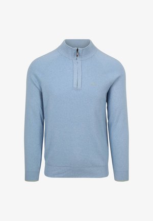 Lichtblauwe pullover trui met een hoge kraag en een kwart rits. Ribgebreide manchetten en tailleband, met een gevarieerd breipatroon.