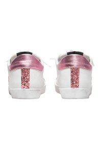 Sneakers bianchi con una striscia glitter rosa sul tallone e accenti metallici rosa. Suole in gomma piatta, superficie texturizzata, design minimalista.