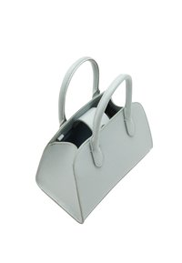 Szara torebka wykonana z gładkiej sztucznej skóry, o strukturalnym kształcie, z podwójnymi uchwytami i kontrastowym ciemnym wnętrzem.