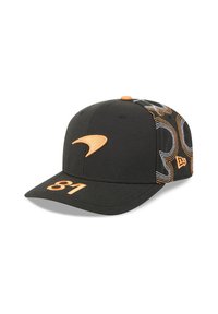 Czarna czapka bejsbolowa z pomarańczowym logo i numerem "81" z przodu, z wzorzystym materiałem po bokach. Widoczne szczegóły przeszycia.