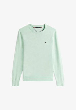 Jasnozielony sweter z długim rękawem, z okrągłym dekoltem, z małym logo Tommy Hilfiger na piersi oraz ściągaczami na mankietach i u dołu.