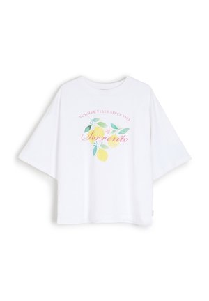 Biała koszulka z krótkim rękawem z bawełny, z kolorową grafiką "Sorrento" przedstawiającą cytrynę i liście, podkreślająca luźny krój.