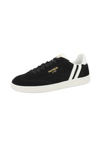 Černé semišové tenisky s bílými detaily a tkaničkami; mají prošívaný vzor, logo na boku a bílou gumovou podrážku.