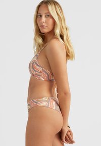 Bikini-set in een meerkleurig patroon met een driehoekige top en een low-rise broekje. Het materiaal heeft een gladde, glanzende textuur met verstelbare bandjes.