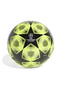 Pallone da calcio nero con pannelli pentagonali e esagonali gialli brillanti, caratterizzato da una superficie texturizzata e dal logo della UEFA Champions League.