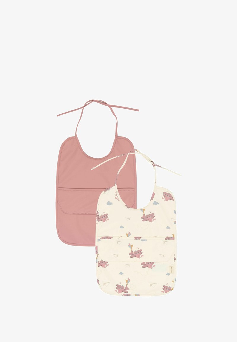 Deux bavoirs : un rose poussiéreux uni, l'autre crème avec un motif coloré d'avions et de cerfs-volants, tous deux avec des attaches et des poches frontales.