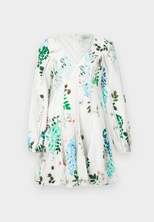 Vestido blanco con estampados botánicos en verde y azul, de manga larga, con escote en V y detalles de encaje a lo largo de las costuras.