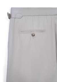 Hellgraue Hosen bestehen aus einem strukturierten Stoff, haben Gürtelschlaufen, eine einzelne, geknöpfte Gesäßtasche und einen eleganten, taillierten Schnitt.