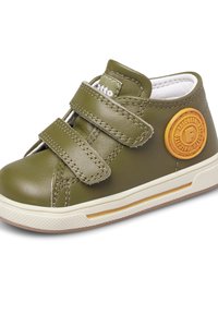 Scarpa alta verde in pelle con due strap in velcro, fodera bianca e una toppa rotonda arancione con logo sul lato. Suola in gomma con texture minima.