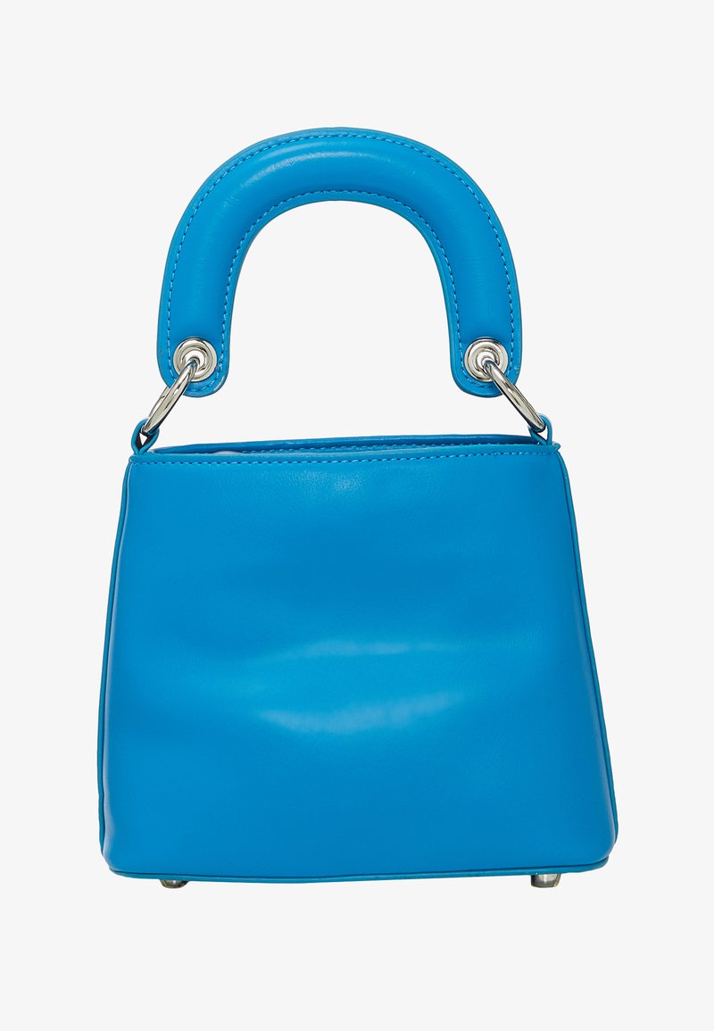 Sininen nahkainen käsilaukku, jossa on neliömäinen muoto, pyöreä pääkahva ja hopeiset yksityiskohdat. Suora pinta ja minimalistinen muotoilu.