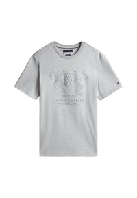 Camiseta de algodón gris con un diseño de logo elevado en el centro, con el texto "TOMMY HILFIGER NEW YORK CITY" y un acento de logo en el lateral.