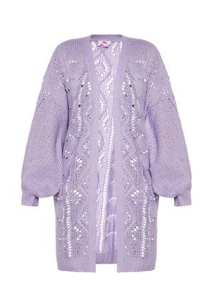 Violetti neulecardigan, jossa on avoin etuosa, ylisuurikokoiset hihat ja monimutkaiset pitsimallit. Valmistettu teksturoidusta langasta, jossa on yksityiskohtaisia neulekuvioita.