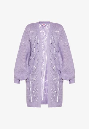 Violetti neulecardigan, jossa on avoin etuosa, ylisuurikokoiset hihat ja monimutkaiset pitsimallit. Valmistettu teksturoidusta langasta, jossa on yksityiskohtaisia neulekuvioita.