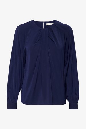 Tumedat sinine pluus, sirge lõikega, pikkade varrukatega, esiosas peenikesed kortsud ja kaela taga lukustatav ava. Sile tekstuur.