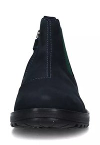 Stivaletto alla caviglia in pelle nera con cuciture visibili, pannello laterale elastico e suola in gomma, mostrato dalla vista frontale.