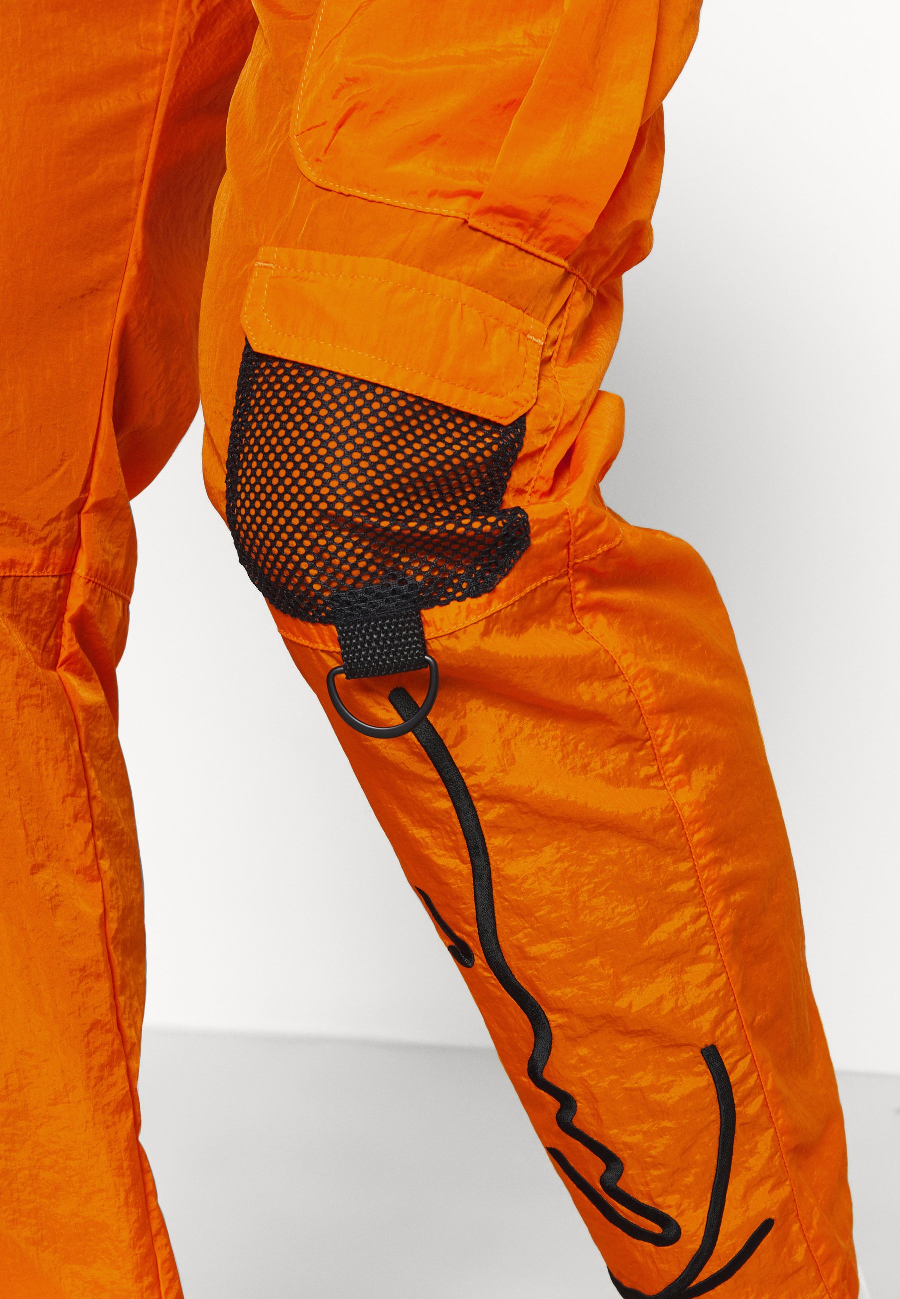 Karl Kani SIGNATURE CRINCLE PANTS UNISEX - Pantalones cargo -  orange/naranja - Zalando.es