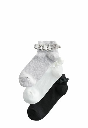 Drei Paar Knöchelsocken in Grau, Weiß und Schwarz mit einem Rüschen-Spitzenbesatz am oberen Rand. Strukturierter Baumwollstoff, weiche Oberfläche.