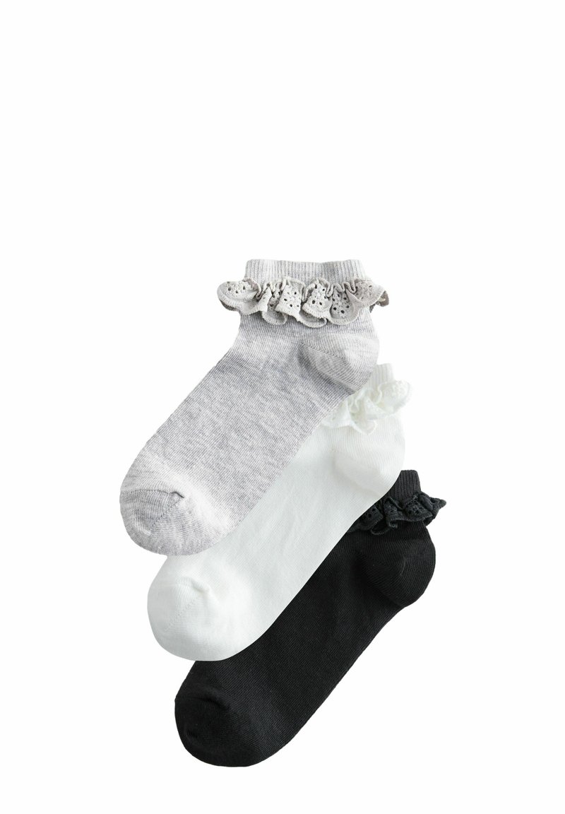 Tre paia di calzini alla caviglia in grigio, bianco e nero, con un bordo di pizzo arricciato in cima. Tessuto di cotone testurizzato, finitura morbida.