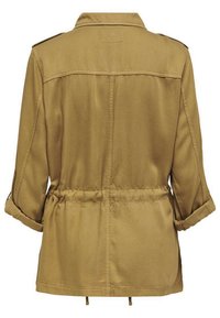Veste kaki avec une taille cintrée, des manches retroussées et un détail de empiècement au dos. Fabriquée en tissu léger, elle présente une texture lisse et un design simple.