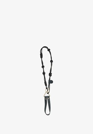 Schwarzes geflochtenes Band mit geknoteten Akzenten, ausgestattet mit einem Metallclip und einem glatten Ledergriff. Langlebiges und funktionales Design.