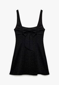 Schwarzes ärmelloses Kleid mit einem taillierten Oberteil, großem Schleifendetail an der Vorderseite und einem ausgestellten Rock mit subtiler Textur und Glitzer.
