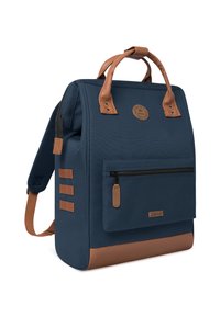 Navyblauwe rugzak met leren accenten in bruin, vierkante vorm, voorzak met rits en opbergbanden aan de zijkant. Gemeleerd stofmateriaal.