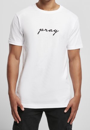 Witte katoenen t-shirt met korte mouwen, voorzien van een zwart script "pray" ontwerp op de voorkant. Normale pasvorm met een ronde halslijn.