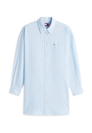 Šviesiai mėlyna ilgomis rankovėmis marškiniai su plonomis baltomis juostelėmis, smailiu apykakle, krūtinės kišene ir mažu logotipu ant kišenės bei apykaklės viduje.