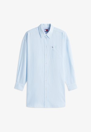 Šviesiai mėlyna ilgomis rankovėmis marškiniai su plonomis baltomis juostelėmis, smailiu apykakle, krūtinės kišene ir mažu logotipu ant kišenės bei apykaklės viduje.