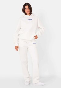 Vitt hoodie- och sweatpants-set, har framficka, blå "SIXTH JUNE" logotyp, mjukt tyg, avslappnad passform och elastisk midja.