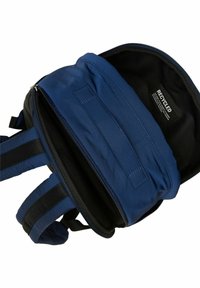 Donkerblauwe rugzak gemaakt van gerecycled materiaal, met een ritsvak hoofdcompartiment en gevoerde schouderbanden met zwarte accenten.