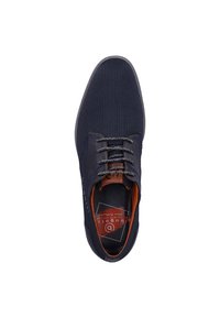 Chaussure textile bleue marine avec un design en maille, accents orange contrastants et lacets gris. Bout arrondi et semelle en caoutchouc plate.