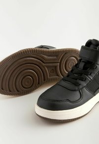 Zwarte synthetische high-top sneakers met textuur op de zijpanelen, vlakke zwarte veters, gevoerde enkelsteun en een bruine rubberen zool.