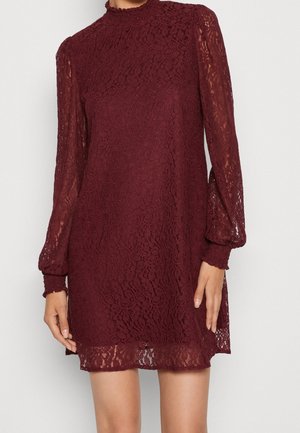Burgunderrotes Spitzenkleid mit langen, durchsichtigen Ärmeln, hohem Kragen und lockerer Passform. Der Stoff weist ein florales Muster mit strukturierter Oberfläche auf.