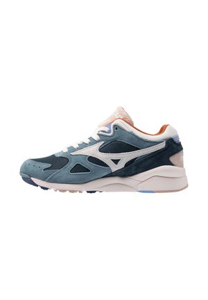 Blaue und türkisfarbene Wildleder-Sneaker mit einem Mesh-Überzug. Verfügt über weiße Akzente und eine strukturierte beige Ferse. Gepolsterte Sohle mit einer mehrfarbigen Außensohle.