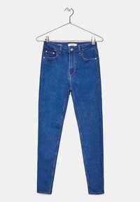Úzké džíny ve středně modrém denimovém materiálu, s vysokým pasem, designem pěti kapes a zapínáním na zip. Hladká textura s mírným odřením.