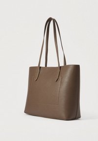 Barna bőr szatyor két vállpánttal, téglalap alakú, sima felületű, elöl zseb részlettel.