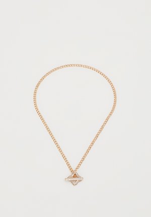 Naszyjnik z różowego złota z geometrycznym wisiorkiem ozdobionym przezroczystymi cyrkoniami, teksturowanymi ogniwami i eleganckim wzornictwem.