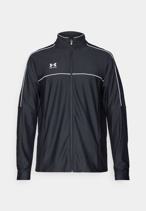 Jachetă sport neagră dintr-un material neted, cu guler înalt, fermoar complet și dungi albe pe umeri și piept.