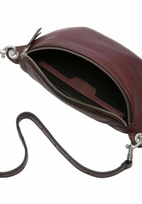 Bordowa skórzana torba o zaokrąglonym kształcie, z srebrnym zamkiem błyskawicznym i długim paskiem. Wnętrze wyściełane czarną podszewką, z małą kieszonką na karty.