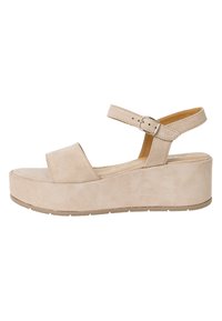 Beige semišové wedge sandály s širokým páskem přes prsty, nastavitelným páskem kolem kotníku a robustní platformou. Jednoduchá a hladká textura.