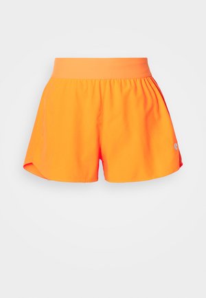 Pantalones cortos deportivos de color naranja brillante con cintura elástica, con un ajuste holgado, aberturas laterales y un pequeño logo en gris en la esquina inferior.