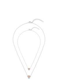 Collana a strati argentata con pendente rotondo decorato con un accento in oro rosa e abbellimenti scintillanti. Lunghezza della catena regolabile.