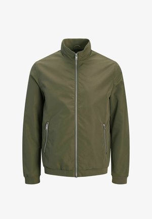 Olivengrønn lett jakke med høy krage, glidelås foran og to sidelommer. Har en glatt tekstur og elastiske mansjetter.