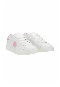 Weiße Sneakers mit pinken Akzenten, oberer Teil aus glattem Leder, runde Zehenpartie, flache Sohle, Schnürverschluss und ein Wappenemblem an der Seite.