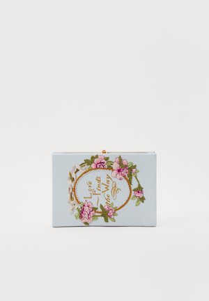 Modrá látková kabelka na puzdro s kvetinovou výšivkou. Má oválny dizajn a text "Láska nájde cestu." Uzatváranie na sponu a hladký povrch.