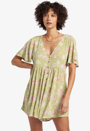 Bloemen mini-jurk in lichtgroene stof, met een diepe V-hals, korte fladdermouwen, knoopsluiting aan de voorkant en roze en paarse patronen.