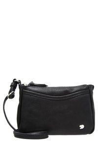 Melnas ādas rokassomiņa ar gludu faktūru, rāvējslēdzēja aizdari un plānu plecu siksnu. Priekšpusē atrodas nenozīmīgs logotipa akcentu.