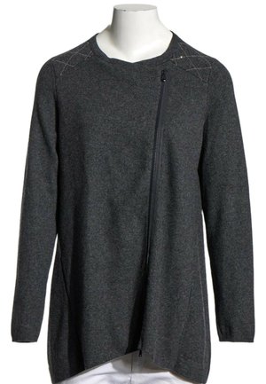 Jersey gris oscuro de manga larga con cremallera diagonal frontal y patrones sutiles cosidos en las zonas de los hombros, exhibido en un maniquí blanco.