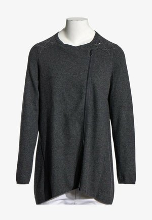 Jersey gris oscuro de manga larga con cremallera diagonal frontal y patrones sutiles cosidos en las zonas de los hombros, exhibido en un maniquí blanco.